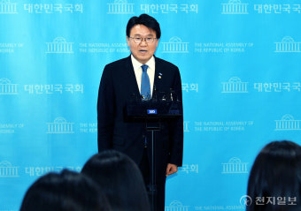 [포토] 답변하는 황운하 신임 원내대표