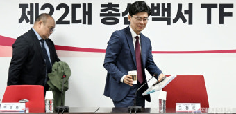 [포토] 제22대 총선백서TF 전체회의 참석하는 조정훈 위원장