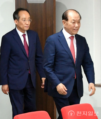 [포토] 첫 비대위 참석하는 황우여-추경호