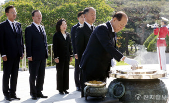 [포토] 현충탑 분향하는 황우여 비상대책위원장
