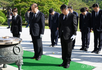 [포토] 서울현충원 참배하는 황우여-추경호