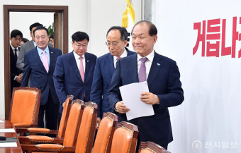 [포토] 최고위 참석하는 황우여 비상대책위원장