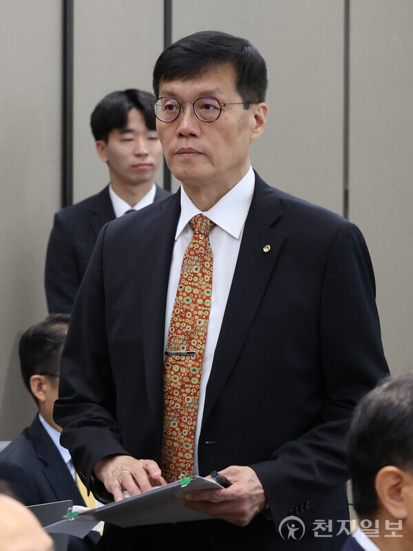 한국은행 총재 이창용, 부동산과 가계부채 우려 언급...경고 발언에 다양한 반응들