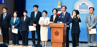 [포토] 제22대 국회 임기 시작 기자회견하는 조국혁신당