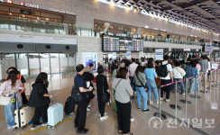 [포토] 징검다리 연휴 맞아 북적이는 김포공항