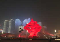 중국 청도의 금요일 밤, 매혹적인 네온사인 축제와 해안 야경