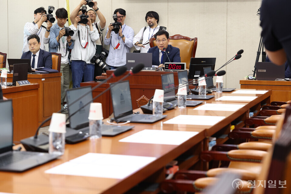 민생지원금 법안 통과, 국회 행안위 논란 고조