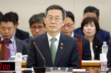 [포토] 의원질의 듣는 이종호 장관