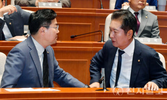 [포토] 대화하는 박찬대 직무대행-정청래 최고위원
