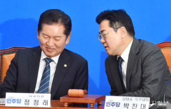 [포토] 정청래 최고위원과 대화하는 박찬대 당대표 직무대행