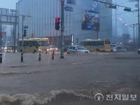 [포토] 평택대학교 앞 물에 잠긴 차들
