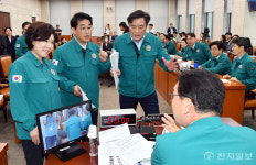 [포토] 신정훈 위원장에게 항의하는 여당 의원들