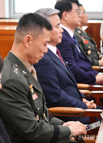 [포토] 휴대전화 보는 임성근 전 사단장