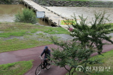 [포토] 광주천서 자전거 산책하는 시민