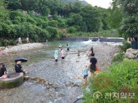 [포토] 계룡산 시원한 계곡에 발 담그기