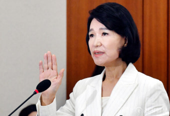 [포토] 선서하는 이진숙 방통위원장 후보자