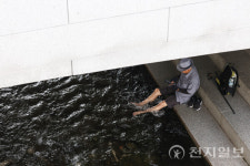 [포토] 청계천 다리 밑에서