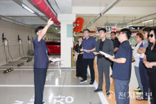 영종국제도시 공동주택 전기충전시설 점검 나선 김정헌 구청장