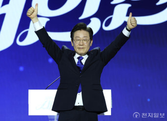 [포토] 손들어 인사하는 이재명 신임 대표
