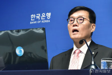 [포토] 질의 답변하는 이창용 한국은행 총재