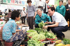 경남도, 어르신 위한 전통시장 연계 영화관 나들이 지원사업 시작