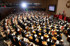 [포토] 대통령 국회 개원식 불참… 선서하는 여야 의원들