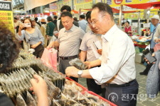 박상돈 천안시장, 추석 명절 전통시장 장보기