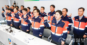 [포토] 구호 외치는 이제중 고려아연 부회장과 임직원들