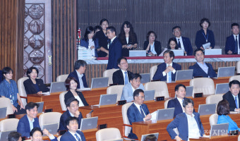 [포토] 본회의장 퇴장하는 김용현 국방장관