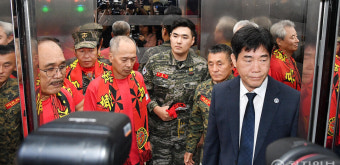 [포토] '채상병 특검법 부결' 이동하는 해병대 예비역