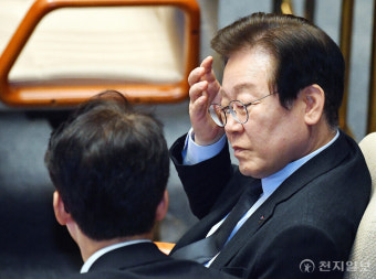 [포토] 동료 의원들과 대화하는 이재명 대표