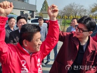 [포토] 국힘 한동훈 대표, 최봉의 곡성군수 후보 지지