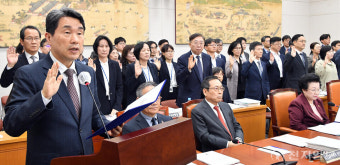 [포토] 국정감사 선서하는 이주호 사회부총리