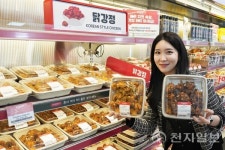 롯데마트, 꿀사과·꿀간장 닭강정 2종 출시… 16일까지 할인 판매