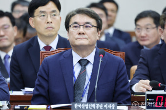 [포토] 질의 듣는 이우영 한국산업인력공단 이사장