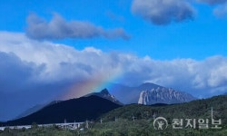 [포토] 강풍 속 설악산 울산바위, 물치리 해변의 장관