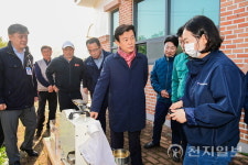 공공비축미 첫 출하현장 찾은 조규일 진주시장