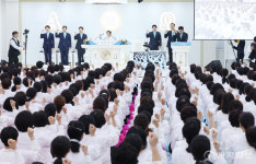 [포토] 성도들과 함께 승리의 구호하는 이만희 총회장
