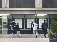 [2025수능 포토] 시험장 확인 중