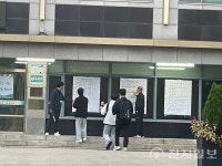 [2025수능 포토] 시험장 확인 중