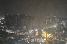 [포토] 정전으로 암흑천지가 된 천안지역 아파트