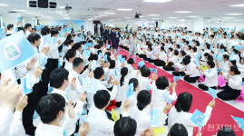 [포토] 진주교회 본당 입장하는 신천지 이만희 총회장