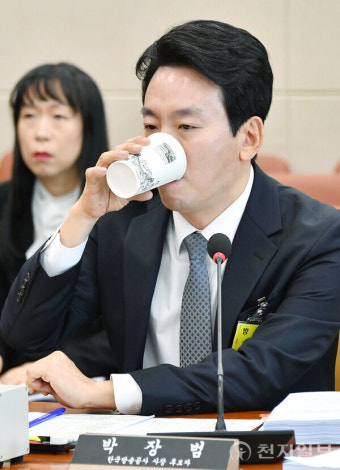 [포토] 물 마시는 박장범 후보자