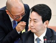 [포토] 관계자와 대화하는 박장범 후보자