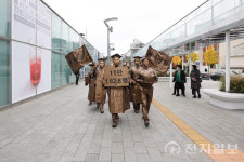 시온기독교선교센터 115기 수료 기념 군상 퍼포먼스 광주 곳곳서 재현