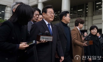 [포토] '위증교사 혐의 1심 무죄' 법정 나서는 이재명