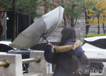 [포토] 강한 비바람에 뒤집힌 우산