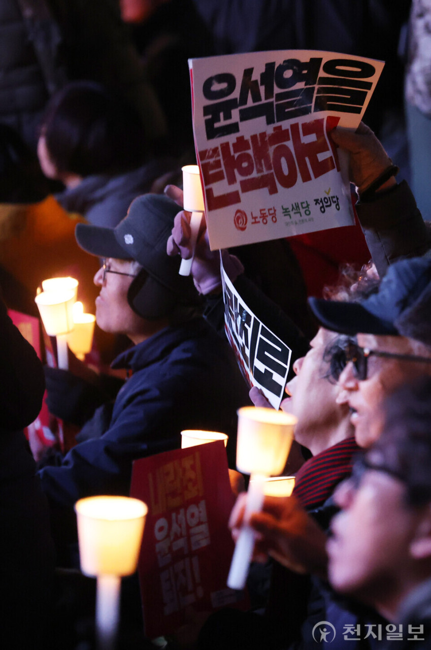 윤석열 대통령 탄핵 요구 속 시민 촛불집회, 국내 정치갈등 급속 확산