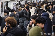 [포토] 붐비는 지하철 1호선 서울역 승강장