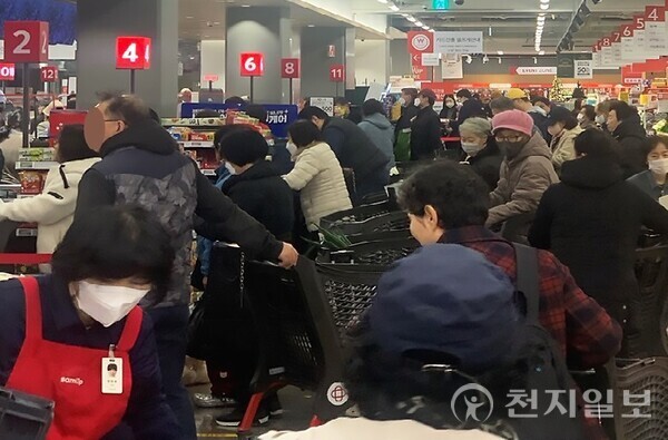 홈플러스, 채권자 목록 제출 기간 내달 10일로 연장

서울회생법원이 홈플러스의 기업회생 절차에 따라 채권자 목록 제출 기간을 조정하는 결정을 내렸다. 채권자 목록 제출 기간은 내달 10일까지로 연장되었다. 또한, 채권 신고기간도 같은 달 24일까지로 변경되었으며, 채권 조사 기간은 5월 8일까지, 회생계획안 제출 기한은 6월 12일로 확정되었다. 홈플러스는 회생 채권자가 다수이고 상거래 채권 등에 대한 조기변제 절차 진행 중이라고 밝혔다. 또한, 회생 채권자가 계속 변동하고 있어 채권자 목록 작성에 추가적인 시간이 필요하다고 설명했다. 홈플러스와 관련된 채권자들은 새로운 일정 및 기간을 숙지하고 필요한 준비를 강조하며, 기업회생이 원활히 이뤄지길 기대하고 있다.